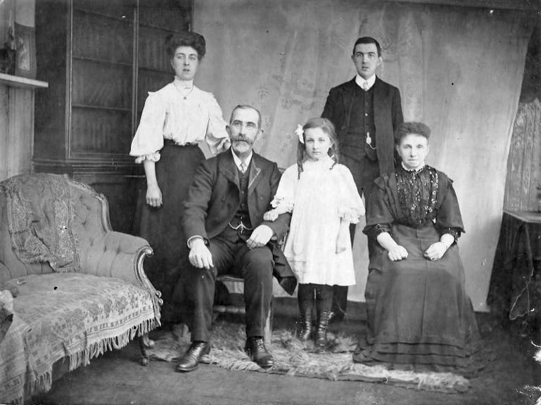 Photo of William Munro and Family